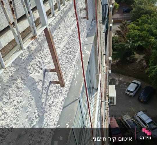 עבודת איטום על קיר חיצוני של בניין